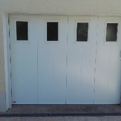 Porte de garage sectionnelle latérale